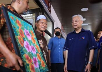 ISMAIL Sabri Yaakob (kanan) semasa mengadakan lawatan ke premis yang terdapat Laman Warisan Kampung Laut, Tumpat, Kelantan, hari ini. - FOTO/FOTO KAMARUL BISMI KAMARUZAMAN