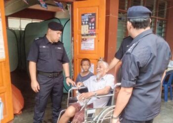 NIK Aminuddin Raja Abdullah (kiri) bertanya khabar keadaan mangsa banjir yang berpindah di SMK Seri Kiambang, Pasir Mas, Kelantan hari ini. - FOTO/ROHANA MOHD. NAWI