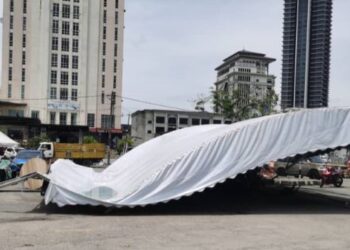 TANGKAP layar yang menunjukkan kejadian ribut yang berlaku di pekarangan Sultan Muhammad IV, Kota Bharu, Kelantan semalam.