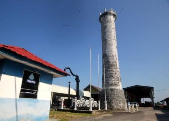 KEWUJUDAN rumah api dalam Stesen KTMB Tumpat yang menjadi bukti Kelantan pernah memiliki pelabuhan sibuk dan masyhur di rantau ini sekitar tahun 1900. – FOTO/ZULHANIFA SIDEK