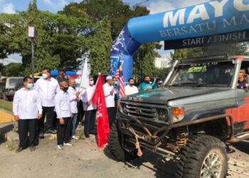 AHMAD Yakob menyempurnakan pelepasan Program Pertandingan Sukan Lasak V3.0 di pekarangan Stadium Sultan Muhammad Ke IV, Kota Bharu, Kelantan, hari ini. - FOTO/ROSLIZA MOHAMED