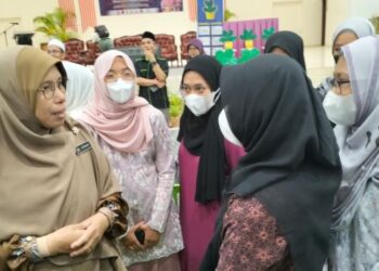 SITI Zailah Mohd. Yusoff (kiri) beramah mesra dengan peserta yang menyertai Kempen Membanteras Jenayah Seksual Dalam Talian Terhadap Kanak-Kanak di Dewan Majlis Daerah Pasir Mas, Kelantan, hari ini. - FOTO/ROHANA ISMAIL