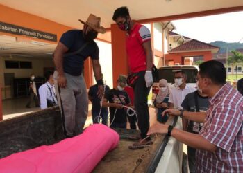 MAYAT Anek Along dibawa pulang ke Kampung Sau menggunakan kenderaan pacuan empat roda. – FOTO/AIMUNI TUAN LAH