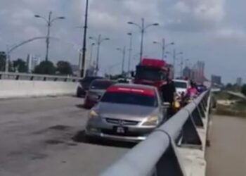 ORANG ramai berusaha memujuk mangsa sementara menunggu anggota bomba tiba di Jambatan Sultan Yahya Petra, Kota Bharu, Kelantan, hari ini. - FOTO/IHSAN PEMBACA