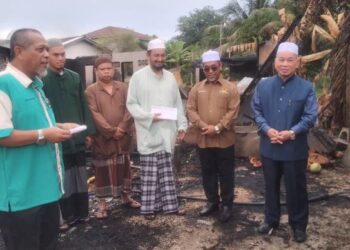 AZAMI Mohd. Nor (kanan) semasa turun padang melihat kesan kebakaran Pondok Terusan, Pasir Tumboh, Kota Bharu, Kelantan. - FOTO/ROHANA MOHD.NAWI