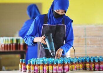 KILANG Perusahaan Warisan Ketereh (PWK) menghasilkan 120,000 botol budu sehari di kilangnya terletak di Kampung Ketil, Pengkalan Kubor, Tumpat, Kelantan. – UTUSAN/ZULHANIFA SIDEK