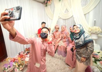 ANTARA pasangan yang berkahwin di Tanah Merah, Kelantan, sebaik sahaja kelonggaran diberikan kepada negeri fasa 3 PPN. - FOTO/BAHRUDDIN HATTA