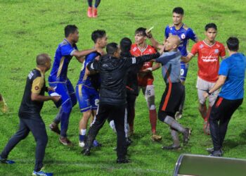 MUAFAKAT bukan sahaja antara rakan sepasukan malahan dengan pemain dan jurulatih skuad lawan. - UTUSAN/KAMARUL BISMI KAMARUZAMAN