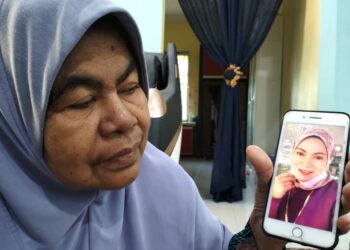 ZAHASNAH Mohd. Zain  
memberitahu dua panggilan video sebelum ini mengesahkan anaknya Azie selamat. -GAMBAR HIASAN