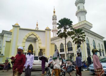 ASAS etika Islam ialah setiap insan menggalas taklif yang mesti dilaksanakannya sebaik mungkin, bukan sahaja terhadap Tuhan malahan kepada insan lain meskipun berlainan agama. - UTUSAN/ZULHANIFA SIDEK