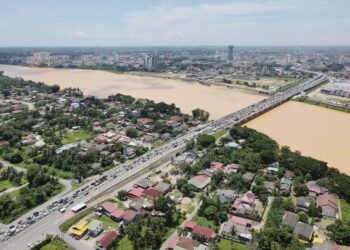 KEADAAN jalan sesak di Jambatan Sultan Yahya Petra ekoran peningkatan pengguna jalan raya keluar dari Tumpat ke Kota Bharu.