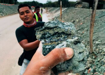 BATU dipercayai mengandungi emas ditemukan di Bukit Lata, Rantau Panjang. – UTUSAN/ZULHANIFA SIDEK