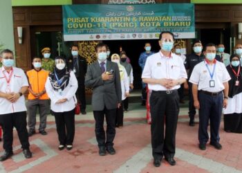 Ketua Pengarah Kesihatan, Tan Sri Dr. Noor Hisham Abdullah (depan) melawat Pusat Kuarantin dan Rawatan Covid-19 (PKRC) di Pengkalan Chepa, Kelantan, baru-baru ini. – UTUSAN/ ZULHANIFA SIDEK