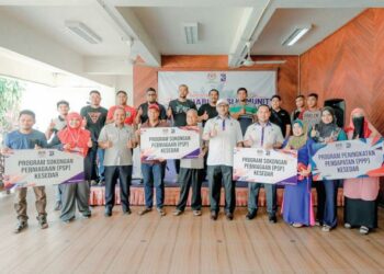 SHARIR Mohammad Zakey (lima dari kanan) bergambar dalam Majlis Penyerahan Peralatan PSP di bawah Program Rehabiliti Komuniti Fasa 2 (Peralatan Bengkel) dan PPP di Ibu Pejabat Kesedar, Gua Musang, Kelantan semalam.
