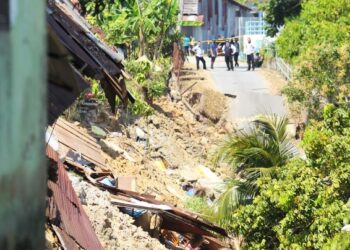 SEBUAH lagi rumah penduduk runtuh pagi tadi dalam kejadian tebing dan jalan runtuh di Kampung Jalan Pohon Celagi, Pasir Mas, Kelantan semalam. - FOTO/ZULHANIFA SIDEK