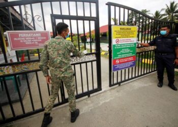 ANGGOTA tentera dan polis menjaga pintu masuk SMU (A) Tarbiah Diniah Tahfiz Bunut Sarang Burung, Tumpat, Kelantan, hari ini - ZULHANIFA SIDEK