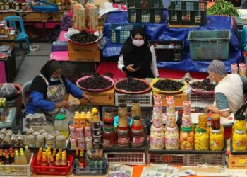 PASAR Siti Khadijah menjadi johan kategori Pasar Awam Terbersih 2021 ketika Sambutan Hari Kesihatan Persekitaran Sedunia Peringkat Kebangsaan 2021. – UTUSAN/ZULHANIFA SIDEK
