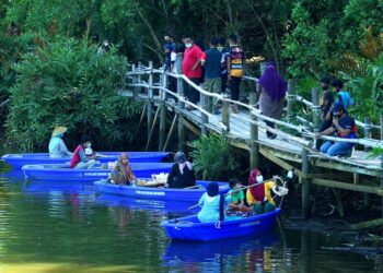 URUS niaga antara pembeli dengan peniaga di Pasar Terapung Min House Camp, Kota Bharu dibuat di atas Denai Sungai Pengkalan Datu, semalam. - FOTO/ZULHANIFA SIDEK