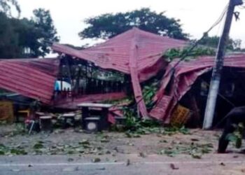 SEBAHAGIAN gerai niaga mengalami kerosakan di jalan Bypass selepas dibadai ribut di Pasir Puteh, semalam. - FOTO/TOREK SULONG