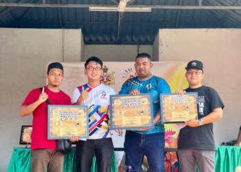 SUN Meng (dua dari kiri) bersama peserta Perlis yang mendapat Johan, Mohd. Suhaiiny Zakaria, 41, (dua dari kanan) bersama peserta Terengganu yang mendapat tempat kedua dan tempat ketiga Johor bagi Pertandingan Liga Ayam Serama Malaysia  2022 di Pengkalan Chepa, Kelantan, semalam. - UTUSAN/ROSLIZA MOHAMED