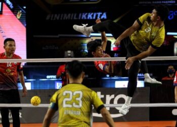 PERUBAHAN format dalam sukan sepak takraw
perlu dilakukan selari dengan perubahan semasa
agar sukan ini terus maju di pentas dunia. -UTUSAN/ZULHANIFA SIDEK