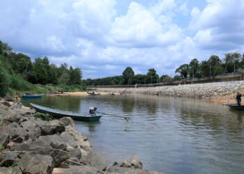 Musim kemarau yang turut memberi kesan kepada paras air di Sungai Golok di Rantau Panjang semakin surut.