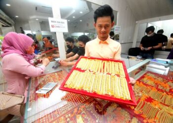 AMIR Amran menunjukkan rantai tangan jenis lipan kait dua yang menjadi kegilaan golongan wanita untuk digayakan pada Hari Raya Aidilfitri. – UTUSAN/ZULHANIFA SIDEK