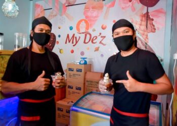 MOHD Nazri Abd. Razak (kiri) dan Mohd Faizal Muhammad menunjukkan aiskrim yang dijual di My De'z di bandar Tanah Merah. - UTUSAN/BAHRUDDIN HATTA