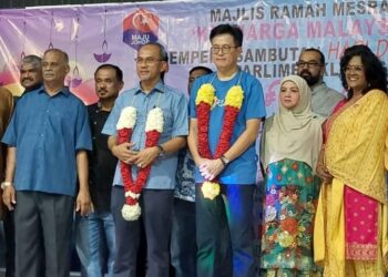 JAIS SARDAY (empat dari kiri) dan calon BN Parlimen Kluang, Gan Ping Sieu (empat dari kanan) menghadiri Majlis Sambutan Deepavali anjuran MIC Kluang di Dewan Terbuka Taman Kluang Barat, Kluang.