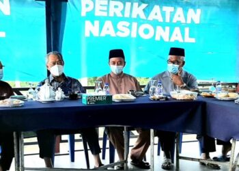 MUHYIDDIN Yassin dan Dr. Mohd. Yadzil Yaakub (tiga dari kanan) menikmati minum petang di Villa Mak Ngah, Ayer Panas, Jasin, Melaka. - UTUSAN/AMRAN MULUP