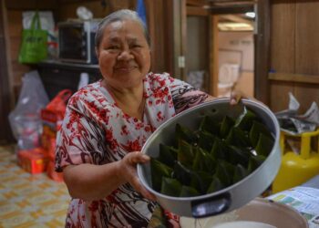 YEE Choo Im, 71, yang merupakan generasi keenam Cina Peranakan menghasilkan kuih koci kacang hijau untuk sajian Tahun Baharu Cina di kediamannya di Kampung Tiruk, Kuala Terengganu hari ini. - UTUSAN/PUQTRA HAIRRY ROSLI