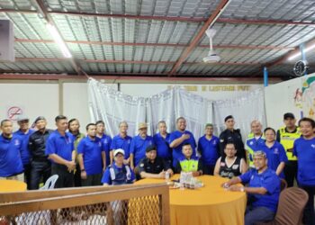 SEBAHAGIAN warga KRT LEP 4 bergambar bersama anggota polis di Taman Lestari Putra, Seri Kembangan, Selangor.