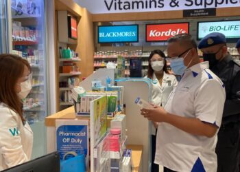 MOHD. Hairul Anuar Bohro ketika mengetuai pemantauan dan pemeriksaan yang dijalankan KPDNHEP Johor di Angsana Johor Bahru Mall,  Johor.