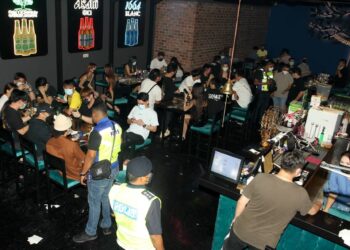 POLIS melakukan pemeriksaan di sebuah premis bagi memastikan pematuhan SOP PPN dipatuhi pelanggan di Johor Bahru, Johor. - UTUSAN/BAAZLAN IBRAHIM