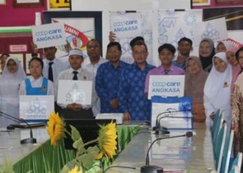 ABDUL Fattah Abdullah bersama penerima CSR Coopcare, guru dan Alumni SMK Sulaiman, Bentong, Pahang, baru-baru ini. – FOTO/SALEHUDIN MAT RASAD