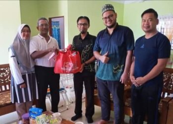 MOHD. Muzil Adli Ne’mat (tengah) menyampaikan barang keperluan dapur kepada pasangan saudara baharu Islam di Kampung Sempam, Raub, Pahang. – FOTO/IHSAN MUIP RAUB