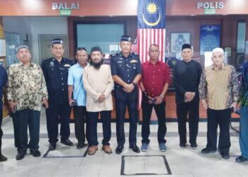 ANTARA penerima anugerah PJPN bergambar bersama Rodzi Abu Hassan (lima dari kanan) dalam majlis ringkas di IPD Kubang Pasu, Jitra, Kedah, baru-baru ini. – FOTO/AZMIN NAYAN