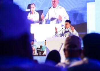 ANWAR Ibrahim ketika berucap dalam Kongres Khas PKR, Sabtu lalu menegaskan tidak akan sedikit pun bertolak ansur dalam hal-hal berkaitan rasuah. – UTUSAN/AFIQ RAZALI
