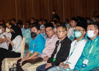 SAIFUDDIN Nasution Ismail ketika hadir pada perasmian Kongres Nasional AMK Malaysia 2021 & 2022 di IDCC Shah Alam, Shah Alam.-UTUSAN/AFIQ RAZALI
