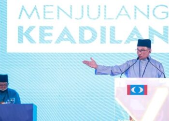 ANWAR Ibrahim berucap pada Kongres Nasional Keadilan Ke-16 di IDCC Shah Alam, Selangor. - UTUSAN/AFIQ RAZALI