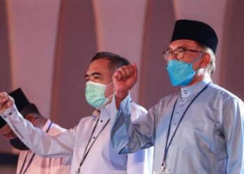 ANWAR Ibrahim bersama Setiausaha Agung DAP, Anthony Loke pada Kongres Nasional Keadilan Ke-16 di IDCC Shah Alam, Selangor. - UTUSAN/AFIQ RAZALI
