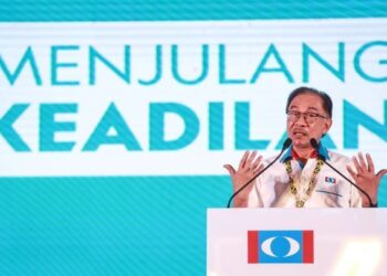 ANWAR Ibrahim berucap pada penggulungan dan ucapan penangguhan Kongres Nasional Keadilan Ke-16 di IDCC Shah Alam, Selangor. - UTUSAN/AFIQ RAZALI