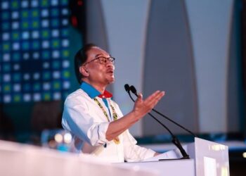 ANWAR Ibrahim berucap pada penggulungan dan ucapan penangguhan Kongres Nasional Keadilan Ke-16 di IDCC Shah Alam, Selangor. - UTUSAN/AFIQ RAZALI