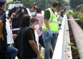 PASUKAN polis membawa suspek (singlet putih) menunjukkan lokasi senjata yang dibuang di sekitar Jambatan Kota, Jalan Tengku Kelana, Klang, Selangor, petang tadi.
