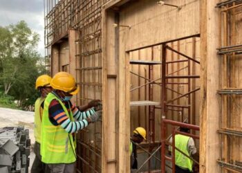 PEKERJA kontrak warga asing yang sudah lama bekerja dengan syarikat pembinaan tempatan, kini turut menawarkan kerja-kerja kontrak.