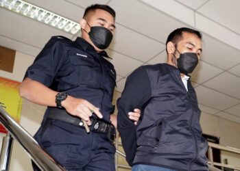 KONTRAKTOR, Asdi Ali (kanan) dihadapkan di Mahkamah Sesyen Ipoh, Perak, hari ini atas tuduhan memberi rasuah kepada penjawat awam, tiga tahun lalu. - UTUSAN/ZULFACHRI ZULKIFLI