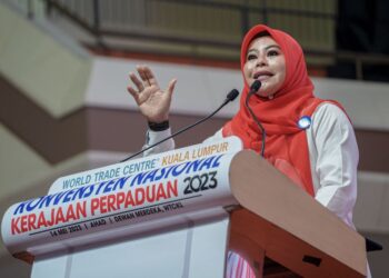 NORAINI Ahmad berucap pada Konvensyen Wanita Kerajaan Perpaduan 2023 di Dewan Merdeka Pusat Dagangan Dunia (WTC) di sini, hari ini.-UTUSAN/ FARIZ RUSADIO