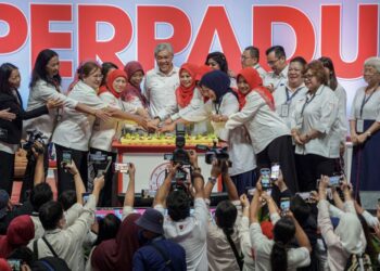 PENGERUSI Barisan Nasional, Datuk Seri Dr. Ahmad Zahid Hamidi menyaksikan barisan kepemimpinan Kerajaan Perpaduan memotong kek sempena Hari Ibu pada Konvensyen Wanita Kerajaan Perpaduan 2023 di Dewan Merdeka Pusat Dagangan Dunia (WTC) di sini, hari ini. -UTUSAN/ FARIZ RUSADIO