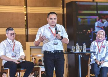 MUHAMAD Akmal Saleh ketika bercakap dalam sesi dialog Konvensyen 
Pemuda Perpaduan di Kuala Lumpur, semalam.