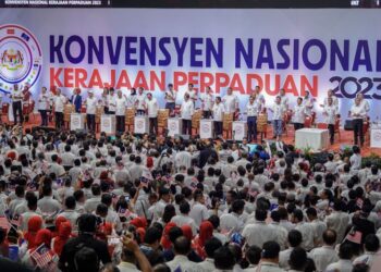PENULIS mendakwa terdapat sungutan dalam kalangan ahli UMNO yang tidak selesa dengan kehadiran pemimpin parti-parti yang pernah memusuhi UMNO suatu ketika dahulu dibawa masuk ke Dewan Merdeka, WTC. – UTUSAN/FARIZ RUSADIO